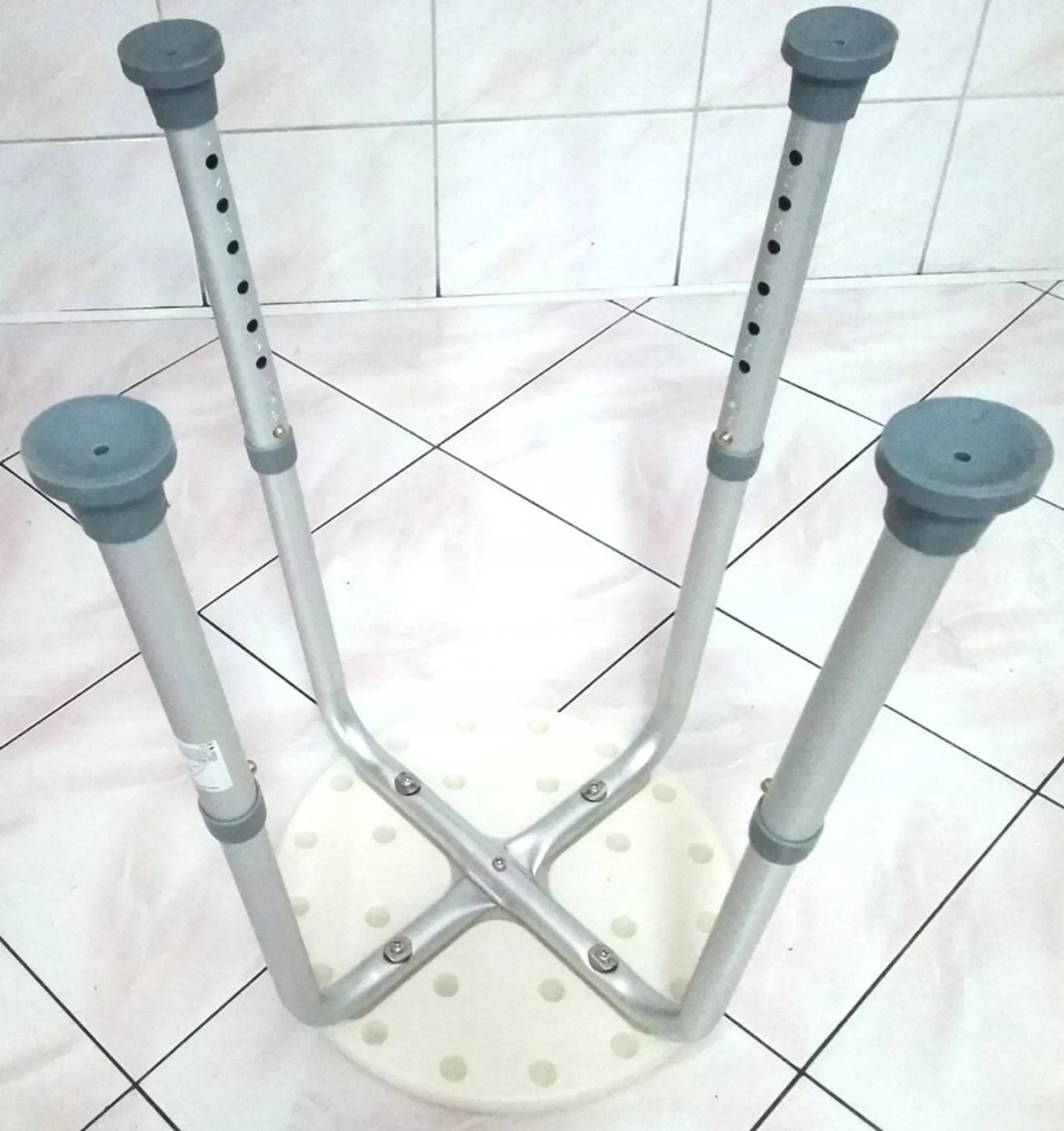 Stolička sprchovacia bez oper. okrúhla - AT51117, nosnosť 115kg